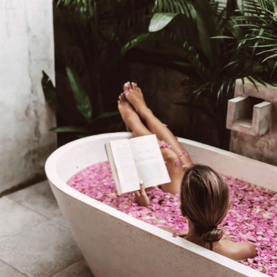 15 Motivating Books That Will Change Your Life | Woman reading in Bathtub